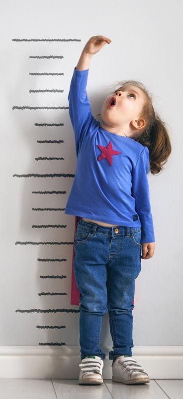 Barn som mäter sin längd