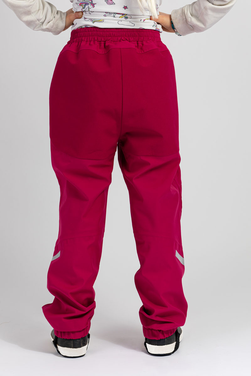 Surpantalon Skiddis couleur framboise de dos porté par un enfant